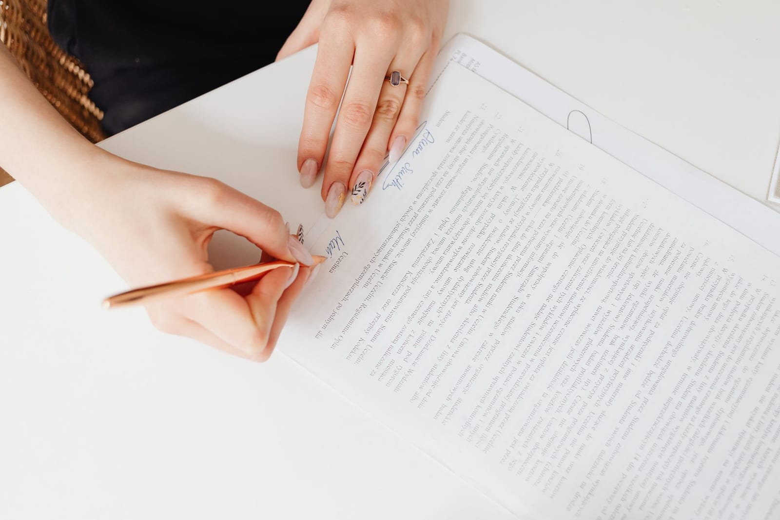 Lectura de un documento para comprobar las condiciones escritas